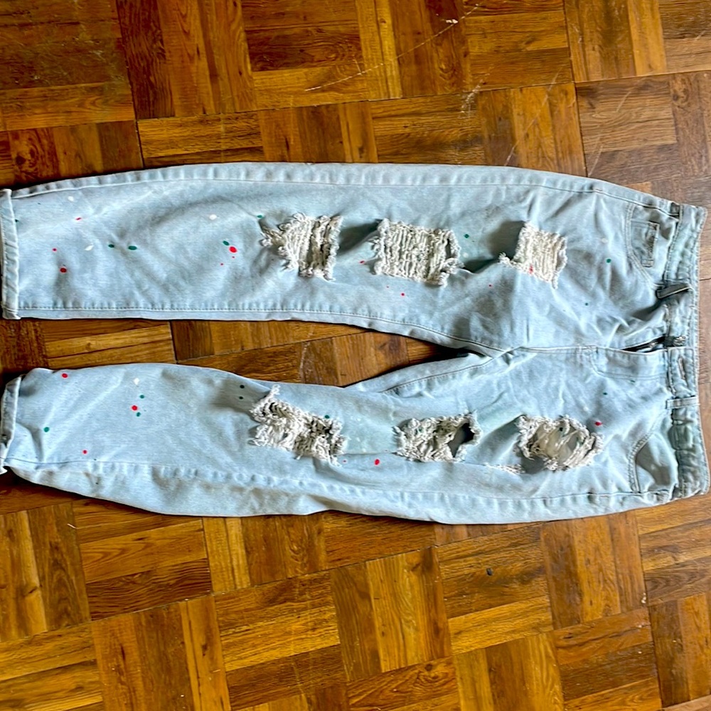These are custom jeans! Made to wear looser and baggier. Size can be adjusted ❤️